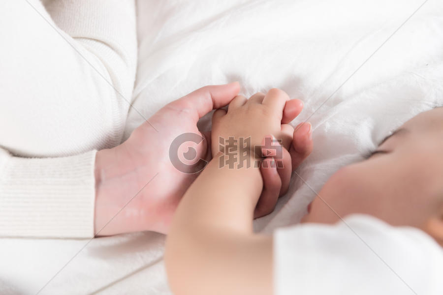 妈妈牵着宝宝的手睡觉图片素材免费下载
