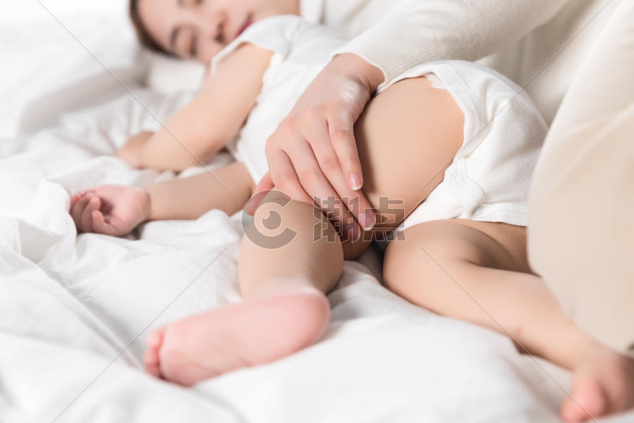 妈妈陪伴宝宝入睡图片素材免费下载