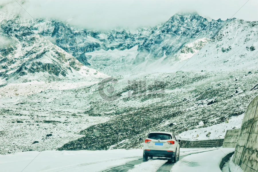 冬日川藏雪山间飞驰的车辆图片素材免费下载