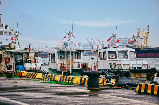 台湾高雄港停泊的船只图片素材免费下载