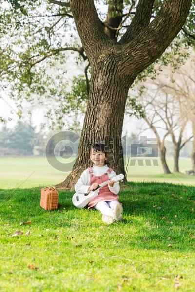 女孩在草坪上弹吉他图片素材免费下载