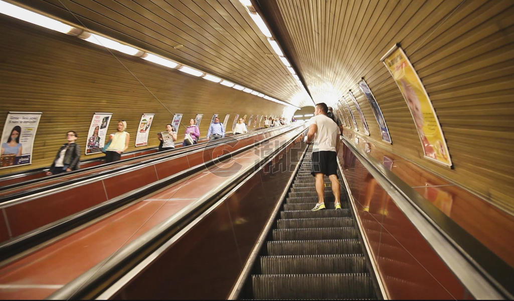 布拉格地铁站内的自动扶梯图片素材免费下载