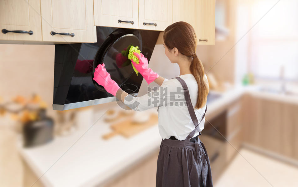 打扫厨房卫生的妇女图片素材免费下载