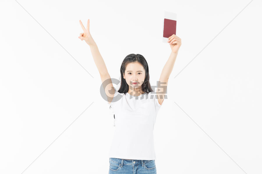 少女出游手拿护照图片素材免费下载