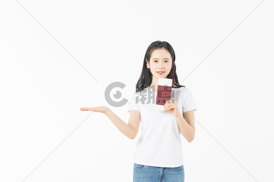 少女出游手拿护照图片素材免费下载