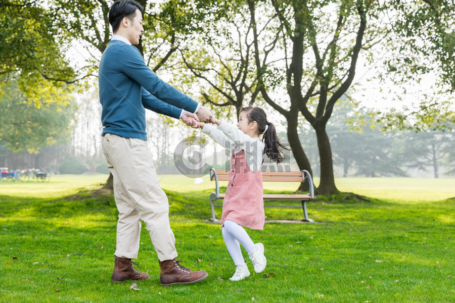 爸爸和女儿公园玩耍图片素材免费下载