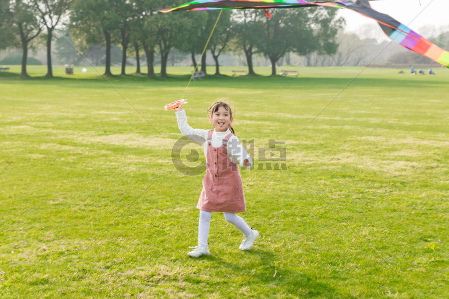 儿童节女孩公园放风筝图片素材免费下载