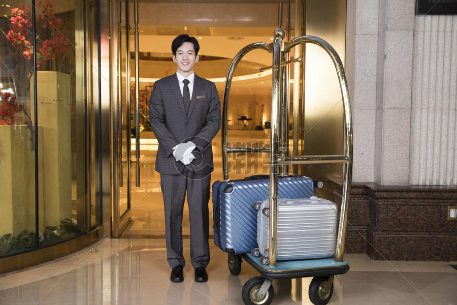 酒店服务员搬运行李图片素材免费下载