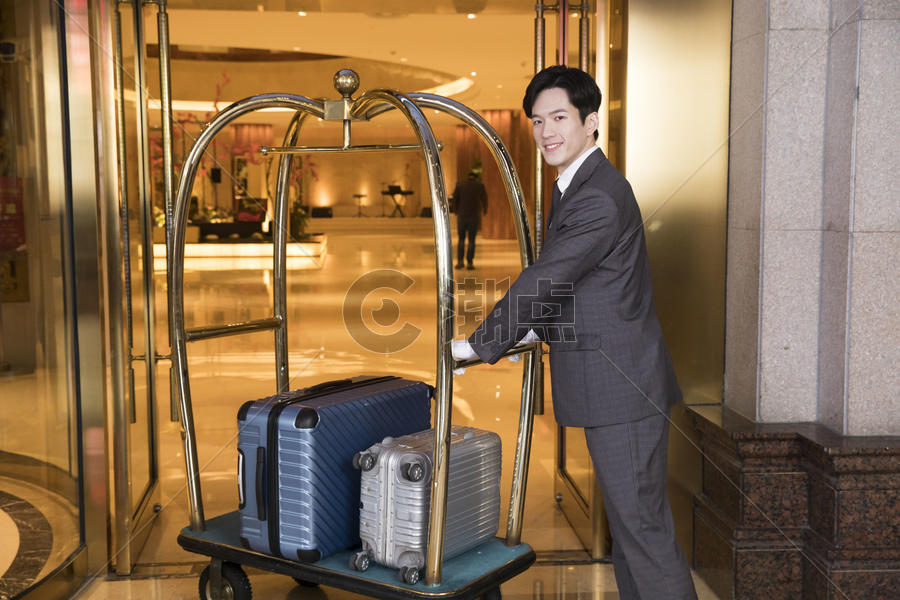 酒店服务员搬运行李图片素材免费下载