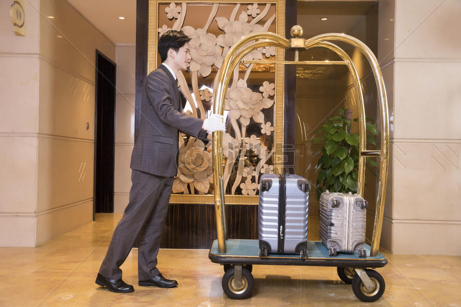 酒店服务员为顾客搬运行李图片素材免费下载