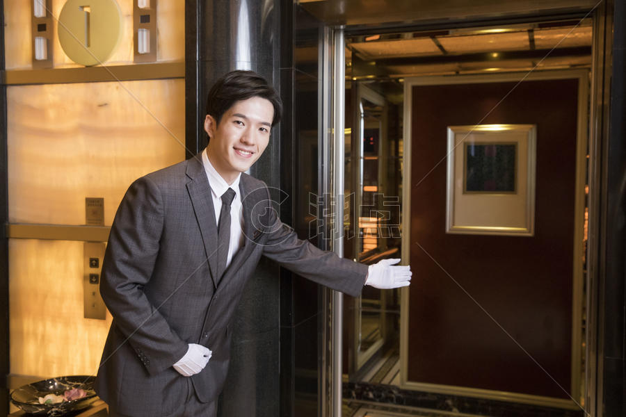 酒店服务员为顾客开电梯图片素材免费下载