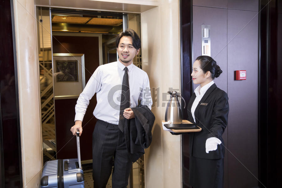 酒店服务人员迎接客人图片素材免费下载