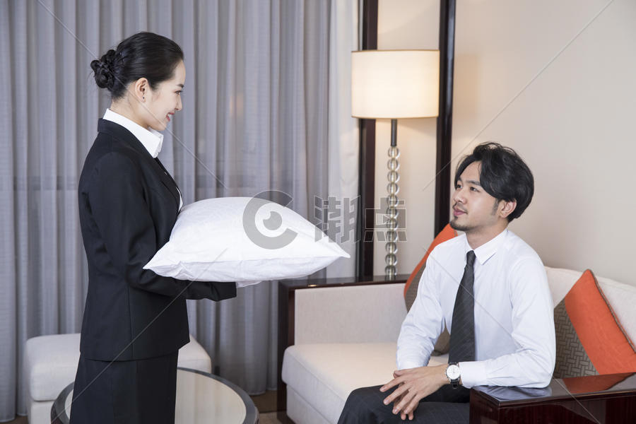 酒店服务员给客人换枕头图片素材免费下载