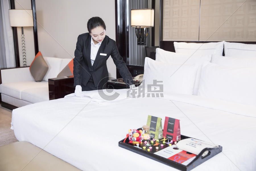 酒店服务人员整理床铺图片素材免费下载