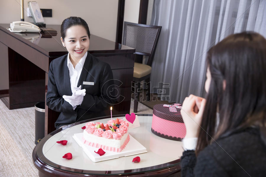 酒店服务人员给客户过生日图片素材免费下载
