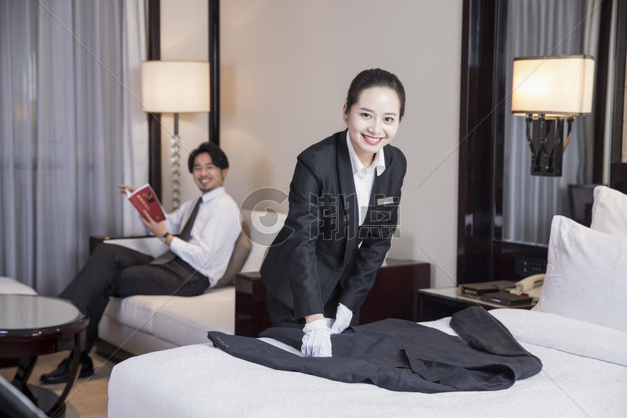 酒店服务人员叠衣服图片素材免费下载