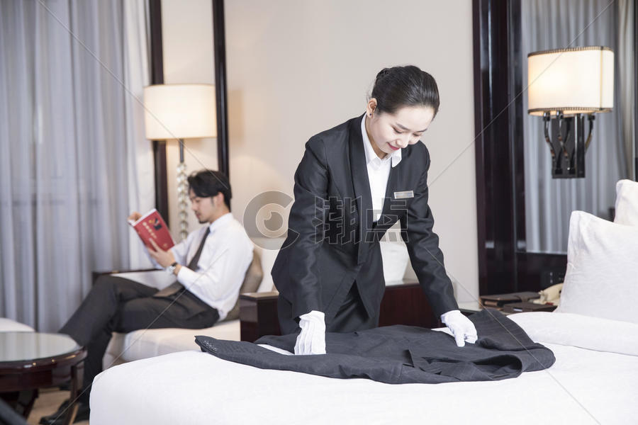 酒店服务人员叠衣服图片素材免费下载