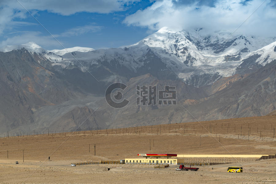 新疆帕米尔高原戈壁高原上的休息区图片素材免费下载