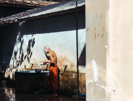缅甸僧人洗头图片素材免费下载