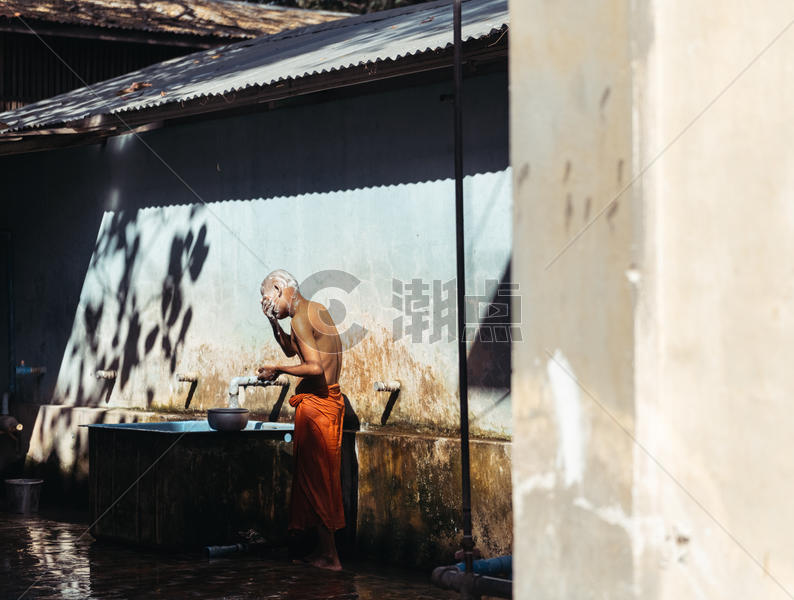 缅甸僧人洗头图片素材免费下载