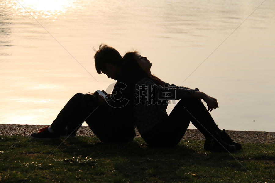 夕阳下的河边情侣图片素材免费下载