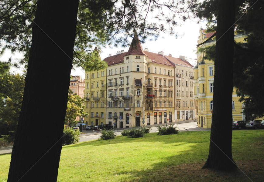 布拉格居民区的花园和建筑图片素材免费下载