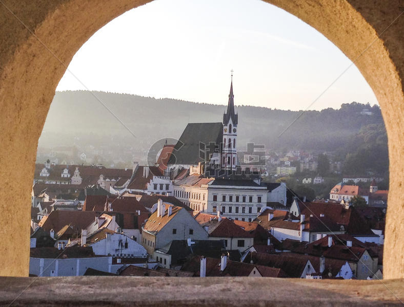 透过城堡门洞俯瞰克鲁姆洛夫图片素材免费下载