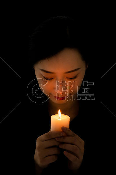 少女手拿蜡烛许愿图片素材免费下载