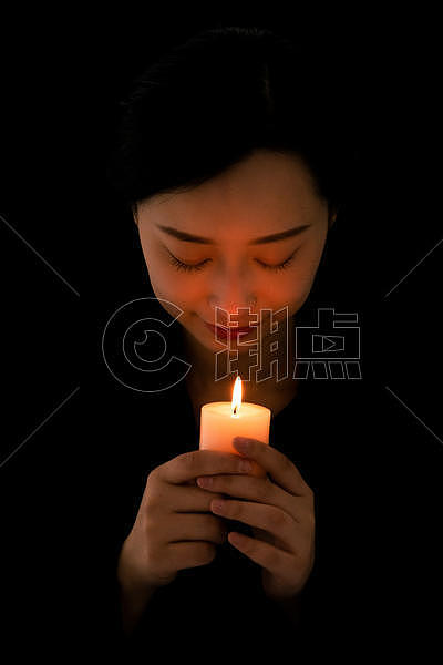 少女手拿蜡烛许愿图片素材免费下载