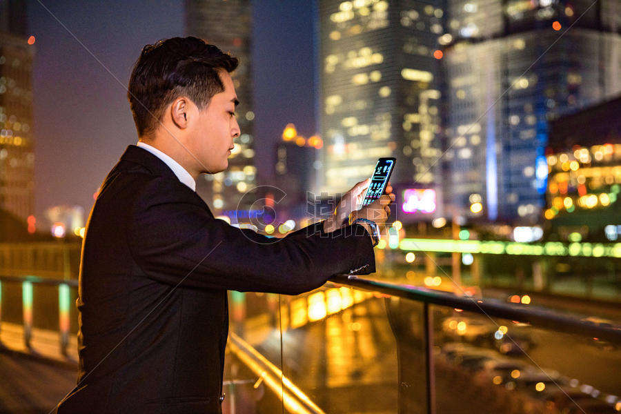 年轻商务男子天桥玩手机图片素材免费下载