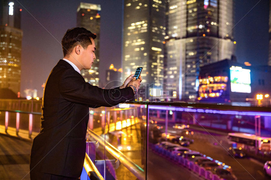年轻商务男子天桥玩手机图片素材免费下载