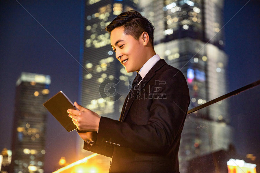 青年商务男士与平板电脑图片素材免费下载