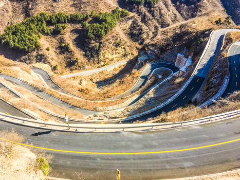 北京房山蜿蜒曲折的红井路弯道图片素材免费下载