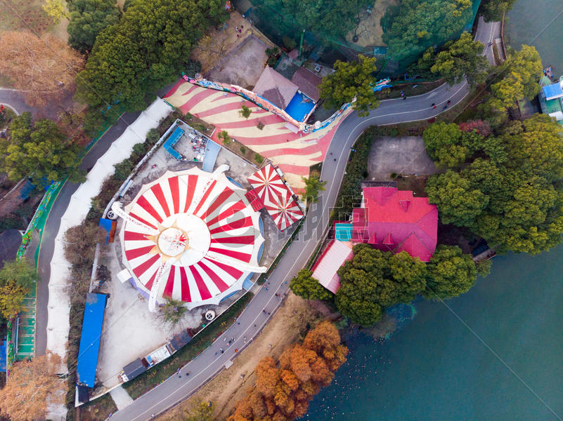 俯视东湖边巨大的游乐场图片素材免费下载