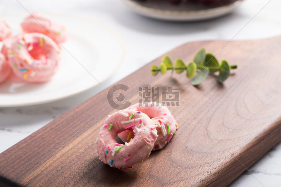 粉色甜甜圈图片素材免费下载