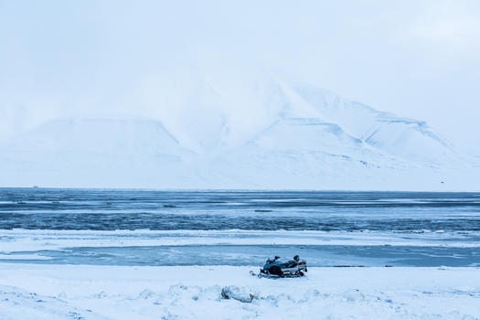 北极壮观的冰原雪山图片素材免费下载