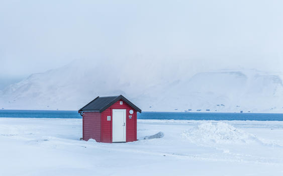 北冰洋海边的红房子图片素材免费下载
