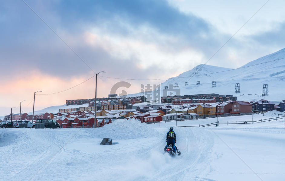 北极城市朗伊尔城冬季城市雪景图片素材免费下载