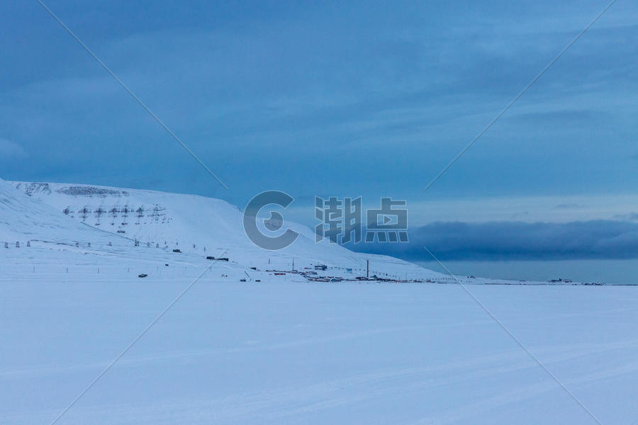 北极壮观的冰原雪山图片素材免费下载