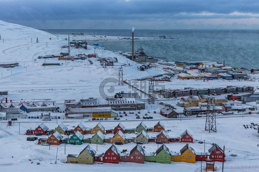 北极雪山脚下的朗伊尔城小镇图片素材免费下载
