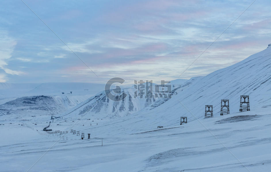 北极冬季壮观的雪山风光图片素材免费下载