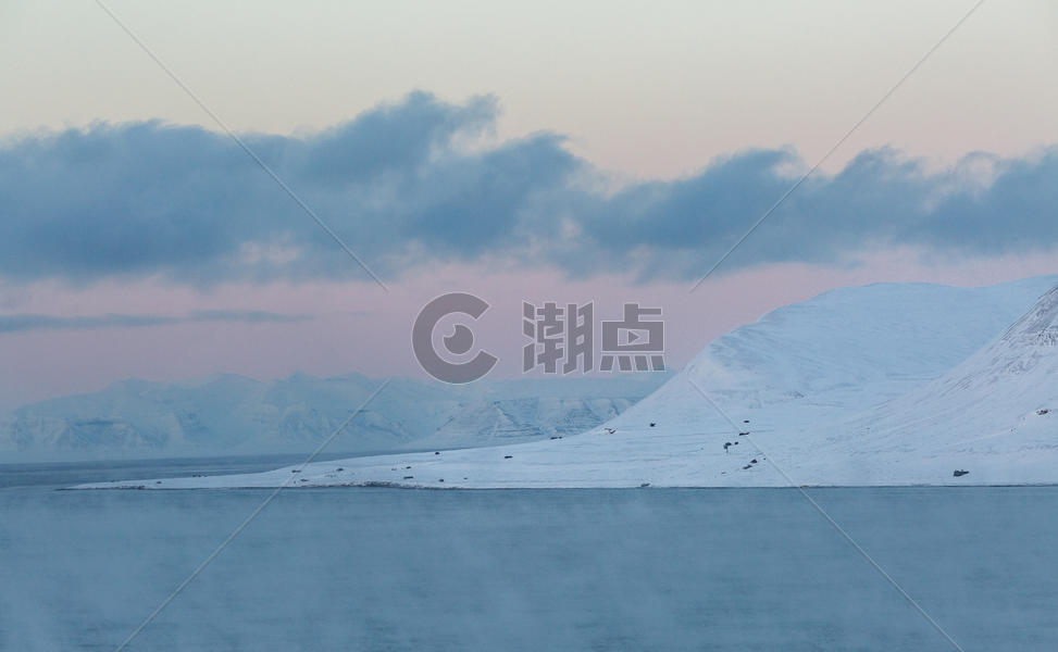 北极冬季壮观的雪山风光图片素材免费下载