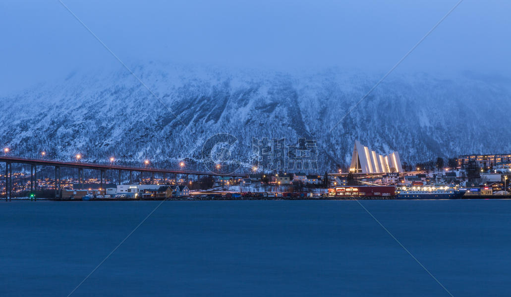 挪威北极圈著名旅游城市特罗姆瑟夜景图片素材免费下载