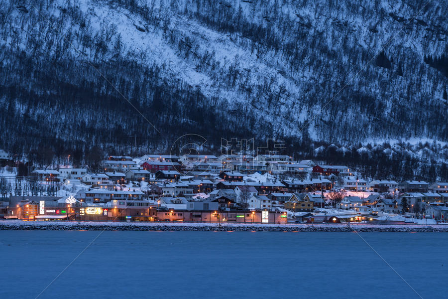 北极圈著名旅游城市特罗姆瑟城市夜景图片素材免费下载
