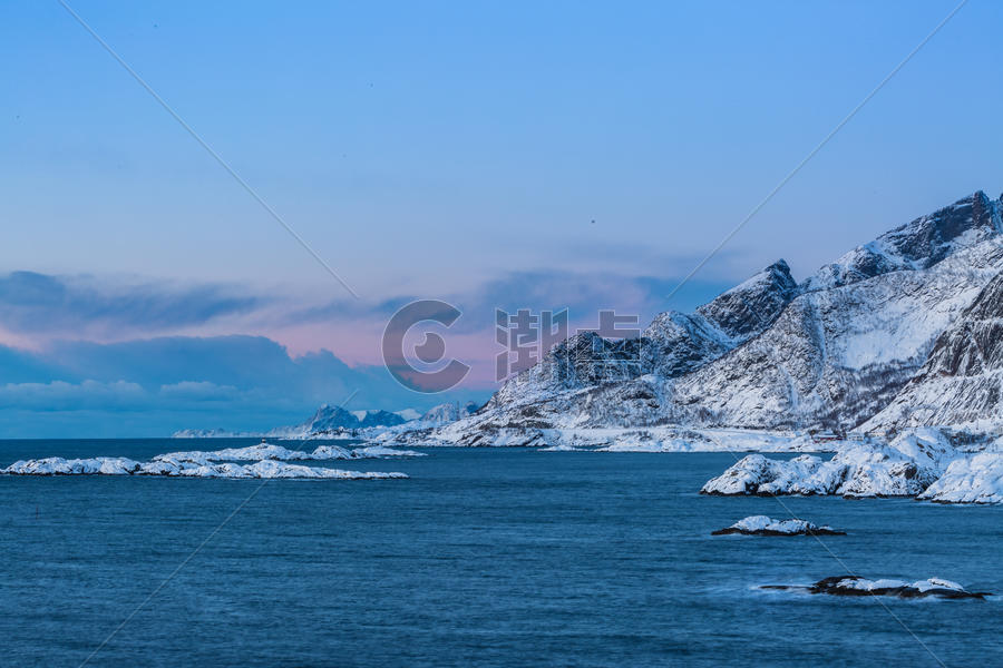 挪威北极圈雪山脚下美丽的渔村图片素材免费下载