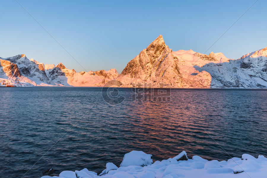 冬季北极圈峡湾壮观的雪山图片素材免费下载