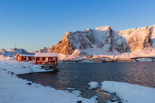 挪威北极圈雪山脚下美丽的渔村图片素材免费下载