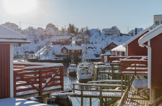 冬季北极圈中的彩色房子图片素材免费下载
