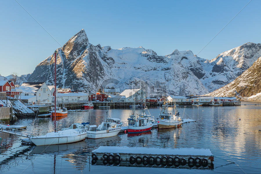 挪威北极圈雪山脚下美丽的渔村图片素材免费下载