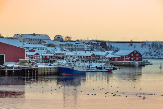 冬季北极圈中的彩色房子图片素材免费下载